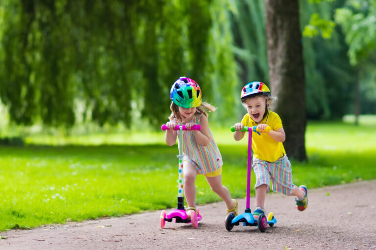 2 enfants en trottinette