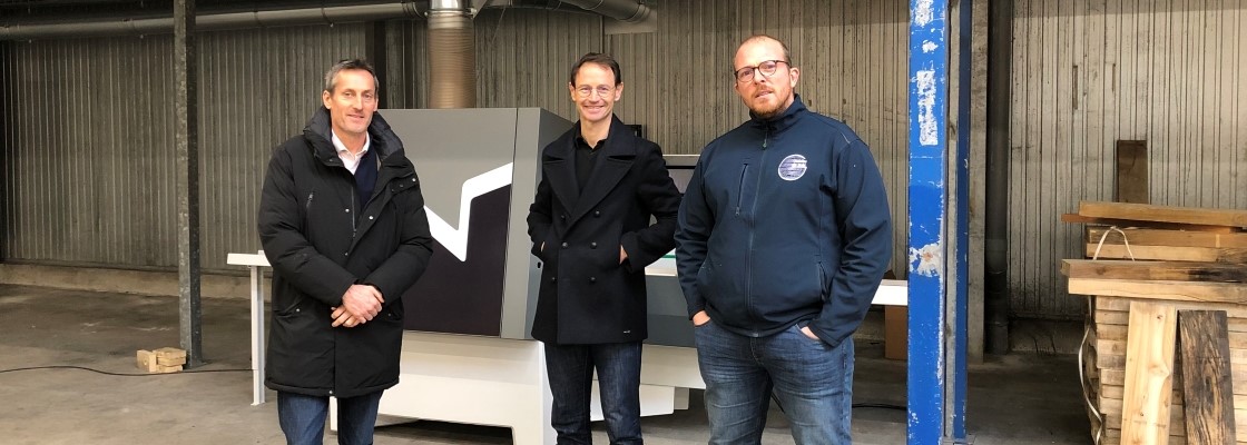 Maël L'Hostis et les représentants de Cyneo lors de la visite du centre dédié au réemploi des matériaux.