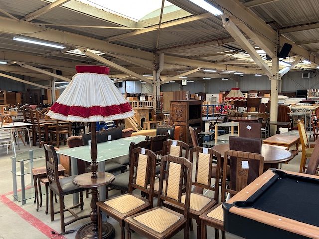 Entrepôt d'Emmaüs Nord-Alsace présentant des meubles collectés et rénovés pour leur donner une seconde vie.