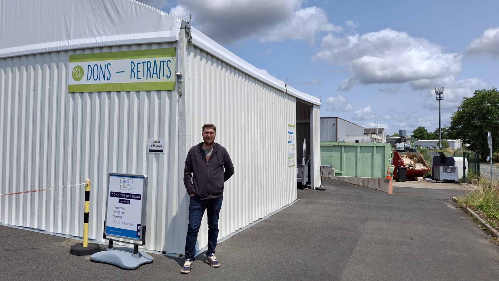 Personne devant le Comptoir des dons et retraits de l'Ecocyclerie des Mauges à Montrevault-sur-Evre.