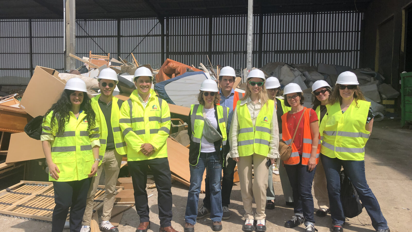 Équipes d'IKEA et d'Ecomaison en visite sur un site de recyclage pour découvrir le parcours des déchets d'ameublement et leur valorisation.