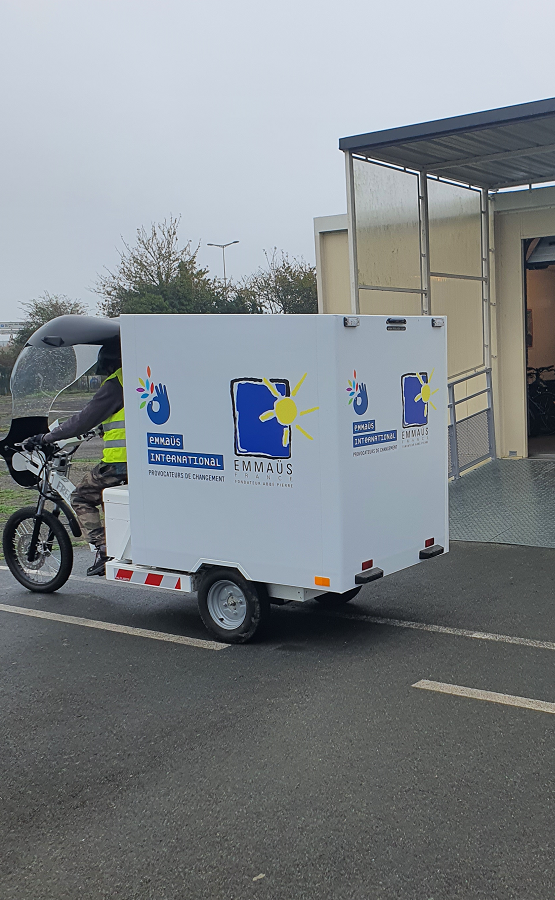 Deux vélos-cargos électriques utilisés par Emmaüs Cholet pour assurer la collecte de petits objets dans le cadre du réemploi, avec le soutien d'Ecomaison.