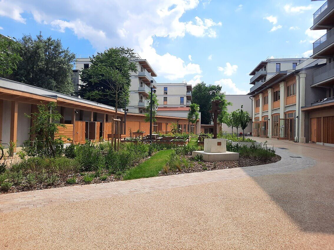 Village du réemploi solidaire La Venelle à Montreuil, réunissant des acteurs engagés pour le réemploi, la seconde main et l'économie circulaire.