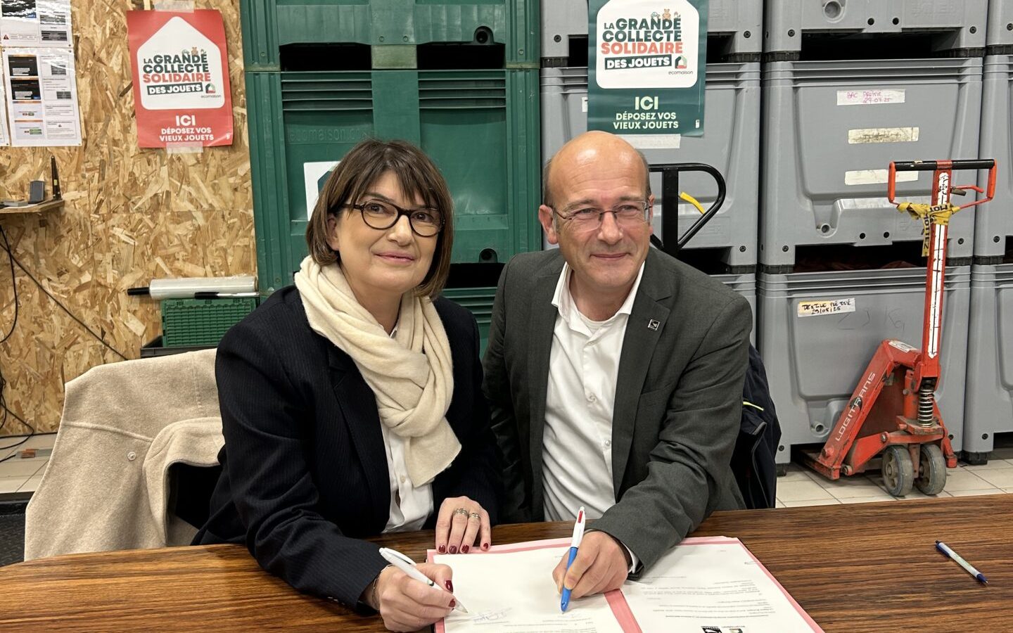 Signature d'un partenariat entre Ecomaison et un acteur local pour renforcer la collecte solidaire et le réemploi.