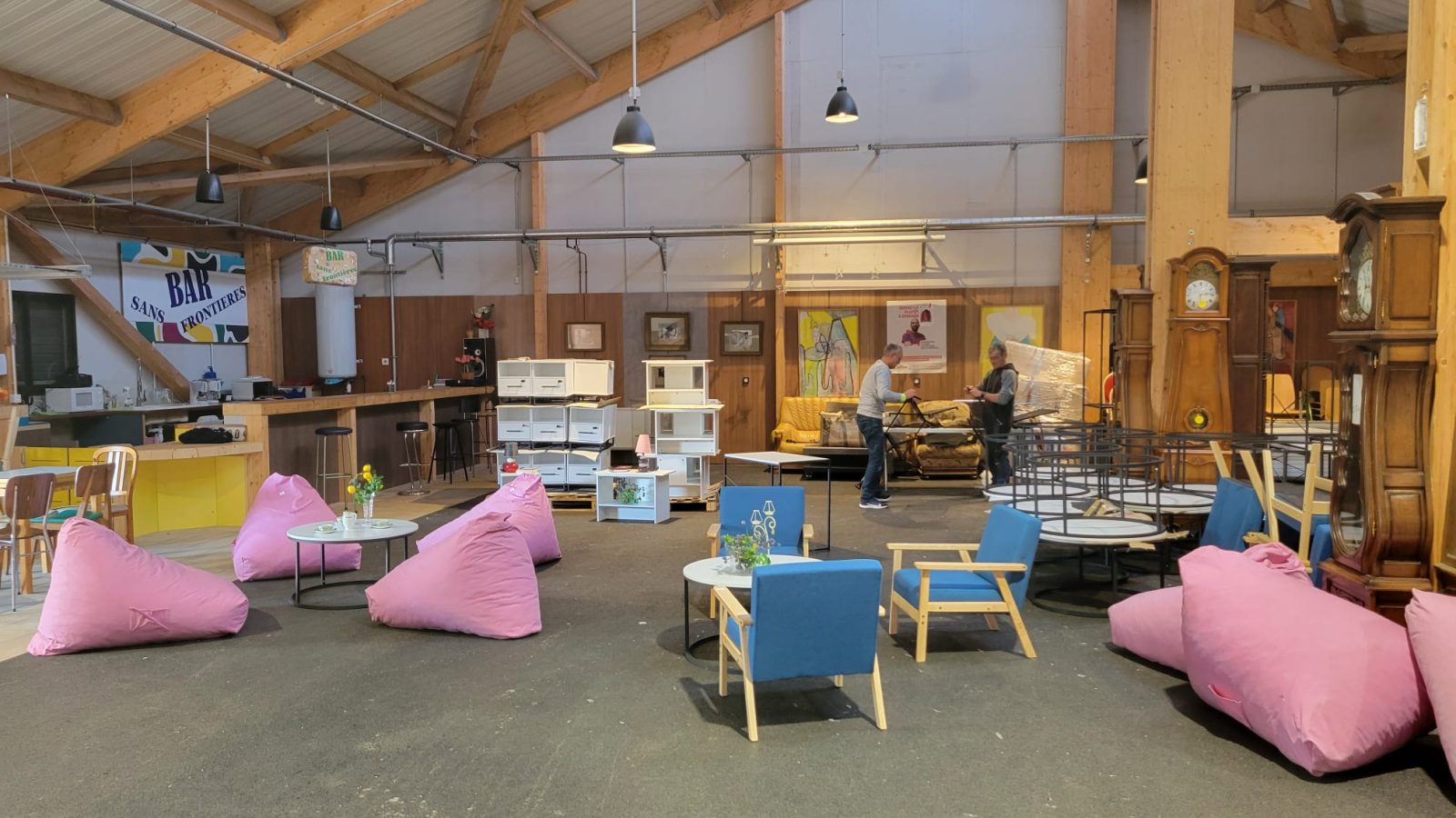 Mobilier issu du réemploi solidaire exposé dans un espace Emmaüs France, illustrant le partenariat entre Emmaüs et Ecomaison récompensé aux Alliances Circulaires.