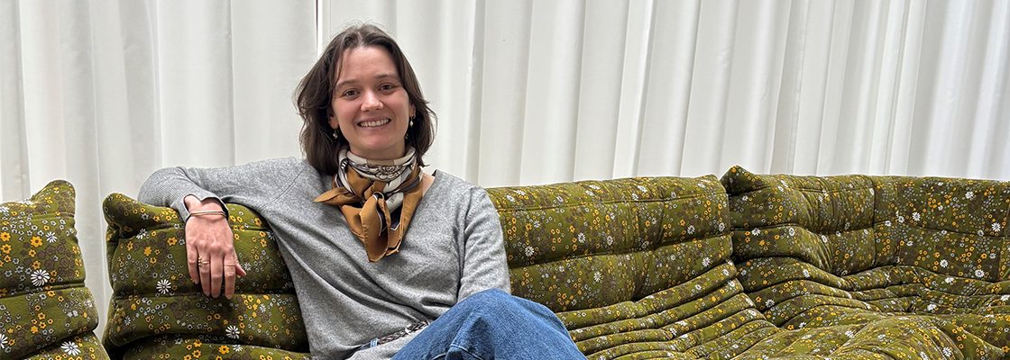 Portrait d'Alice Viault, responsable RSE de Ligne Roset, partenaire d'Ecomaison, lors d'un entretien sur la circularité et l'éco-conception dans le secteur de l'ameublement.
