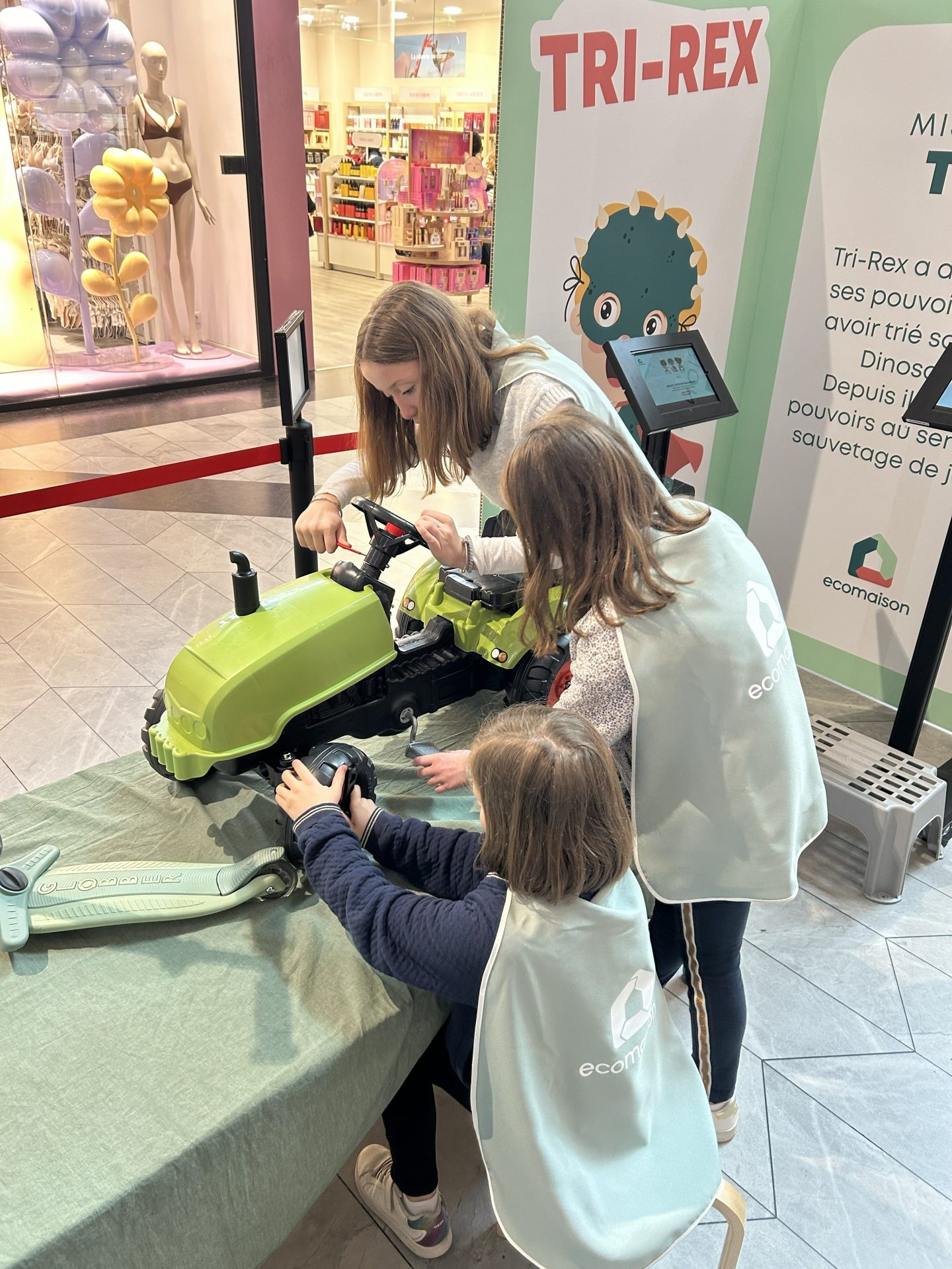 Réparation d'un tracteur jouet par des enfants lors de la mission sauvetage de jouets d'Ecomaison
