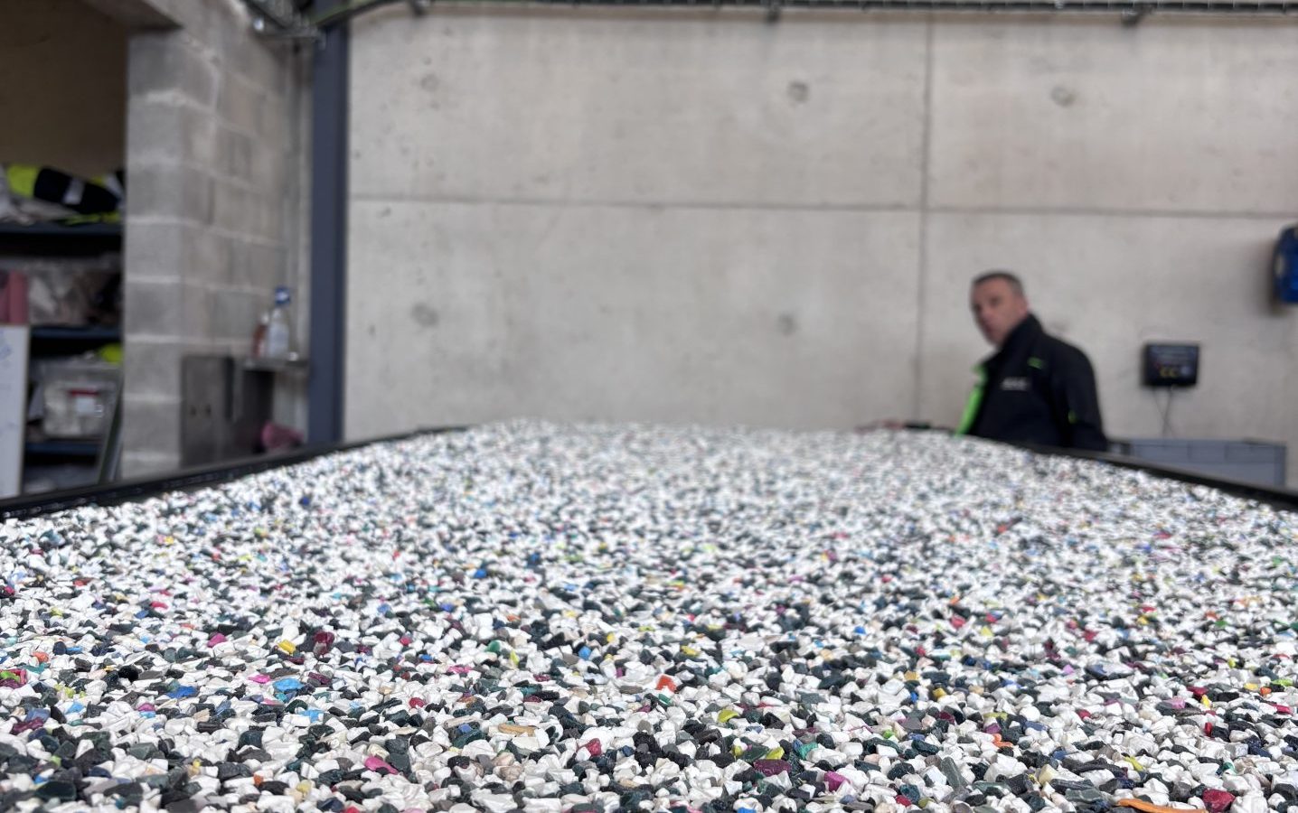 Granulés de déchets plastiques recyclés dans l’atelier de l’entreprise Boudi.