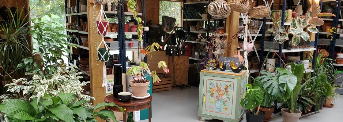 Objets décoratifs et mobilier de seconde main dans une structure de réemploi solidaire.